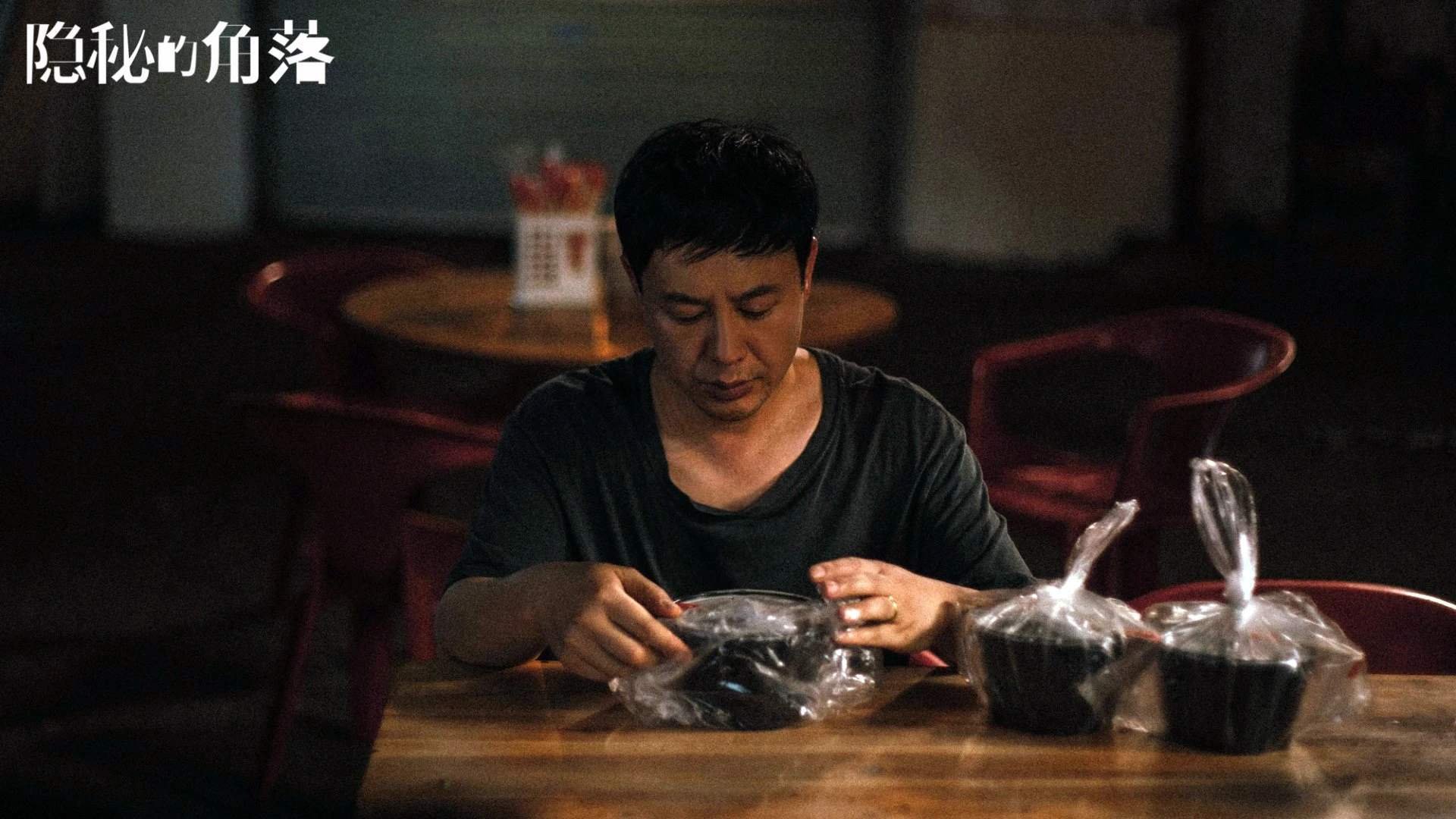 历史性时刻：首次在湿滑赛道中夺冠